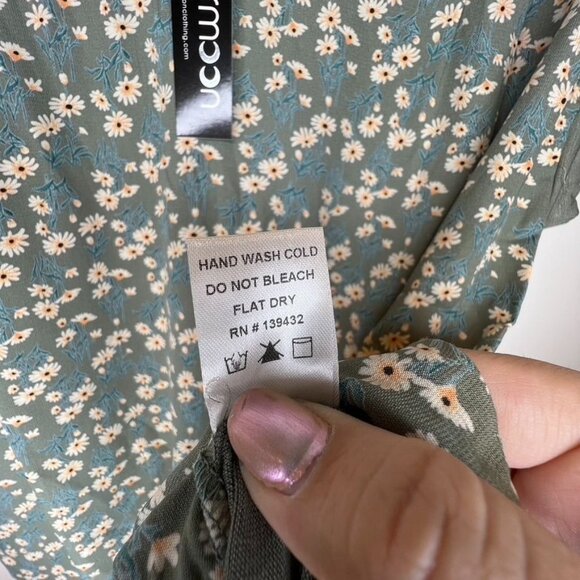 Papermoon Green Daisy Print V-Neck Top With Button-Back Detail Small NWT - Picture 5 of 5